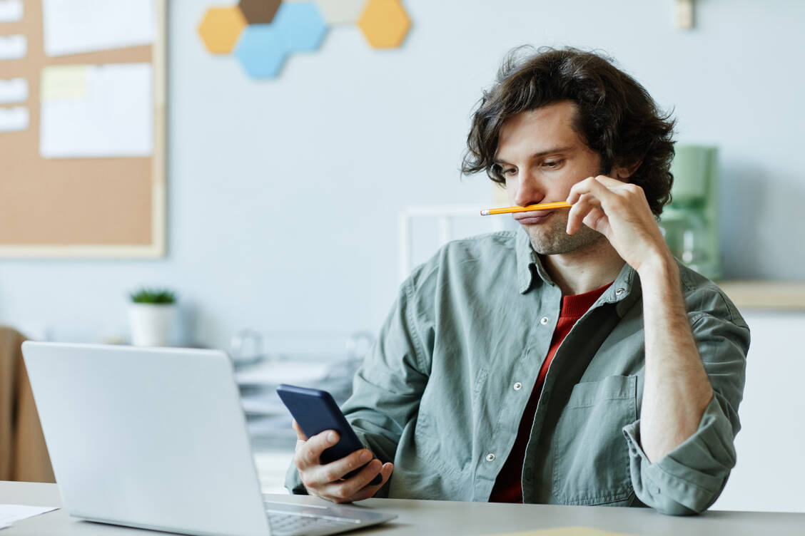 Zu viel Zeit im Job ist alles andere als lustig. Herausforderung gehört dazu, um leisten zu dürfen, was man kann. / © Adobe Stock/Seventyfour
