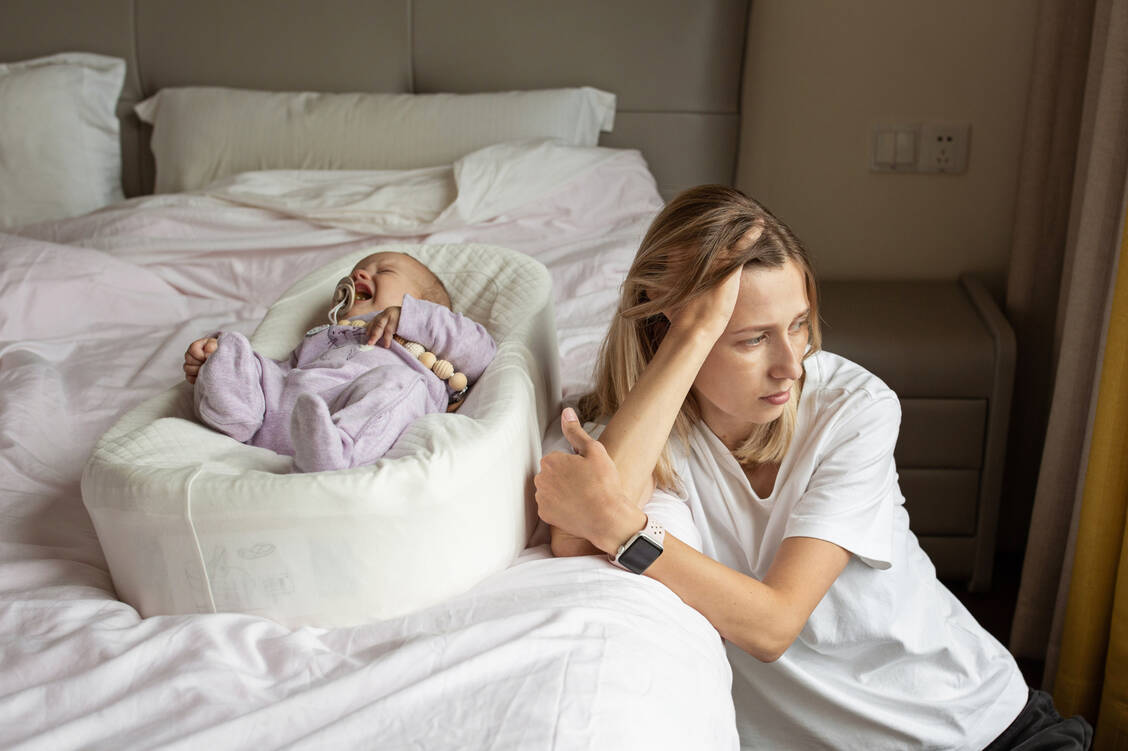 Nicht jede Mutter kann sich über die Geburt ihres Kindes uneingeschränkt freuen. Etwa 10 bis 15 Prozent der jungen Mütter entwickeln eine postpartale Depression.  / © Shutterstock/alinabuphoto