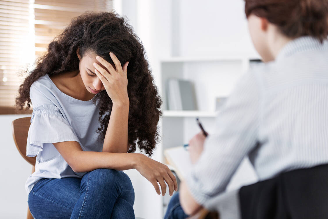 Eine Psychotherapie kann helfen, das Gefühl von Kontrollverlust und Ausgeliefertsein zu lindern. / Foto: Adobe Stock/Photographee.eu