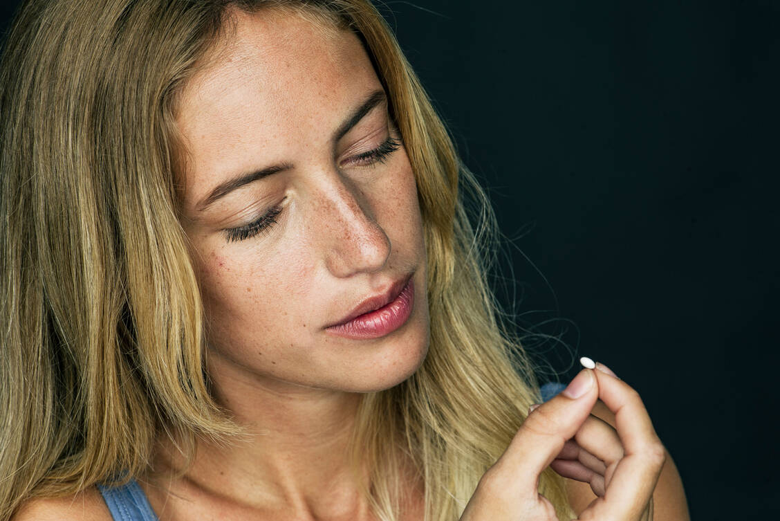 Seit 2015 ist die »Pille danach« auch ohne Rezept in der Apotheke erhältlich. Die Betroffenen sind ausführlich zu beraten. / Foto: Getty Images/PhotoAlto/Frederic Cirou