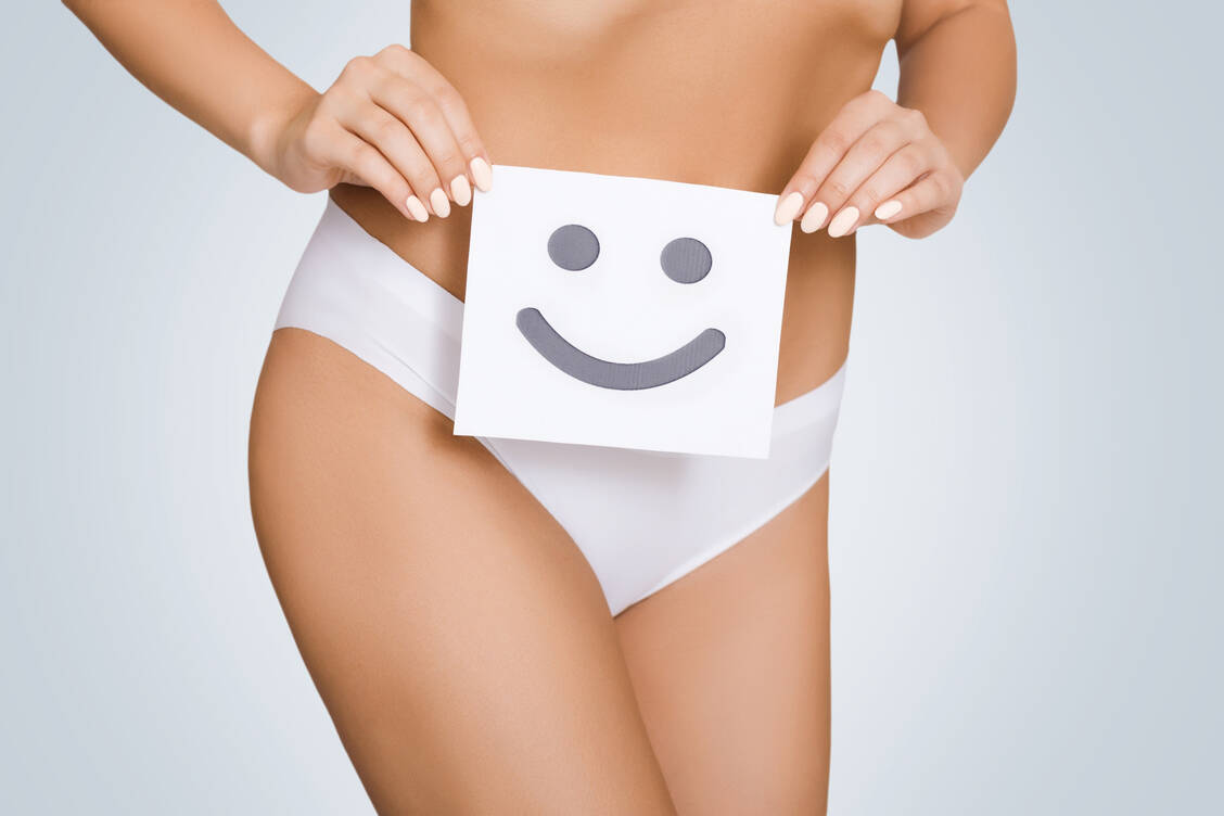 Vaginal mycosis manifests itself in an increased discharge, which is yellowish-white in colour and appears curd-like to crumbly. / Foto: Adobe Stock/Prostock-studio