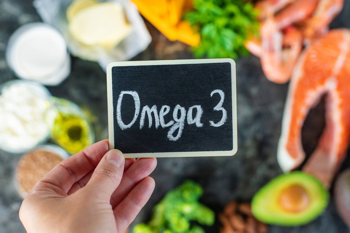  Gute Quellen für Omega-3-Fettsäuren: Vor allem fettreicher Fisch sowie pflanzliche Lebensmittel wie Leinsamen und Walnüsse tragen zur Versorgung bei. / © Adobe Stock/yanadjan