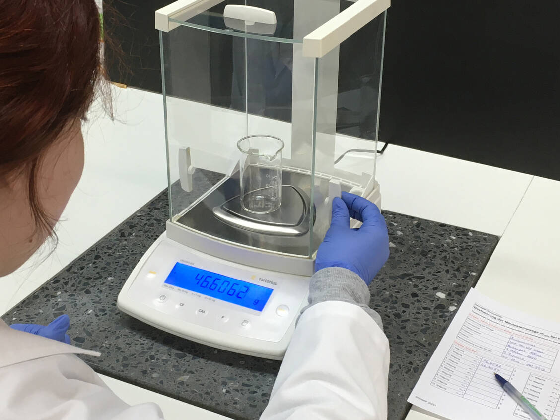Im Apothekenlabor angemischte Glucoselösungen sind qualitativ hochwertiger als selbstangemischte in Arztpraxen, beziehen Experten Stellung. / Foto: DAC/NRF