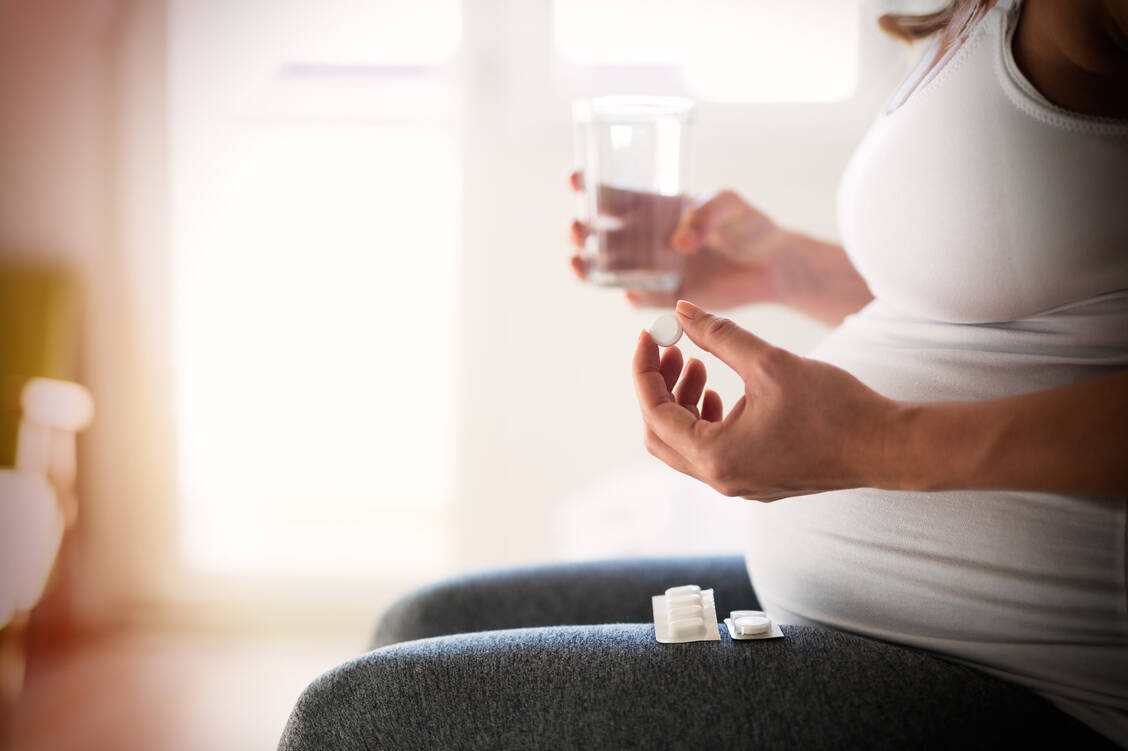 Ob ein Arzneimittel während der Schwangerschaft erforderlich ist und welches geeignet ist, entscheiden Arzt und Patientin im individuellen Fall. / Foto: Fotolia/nd3000