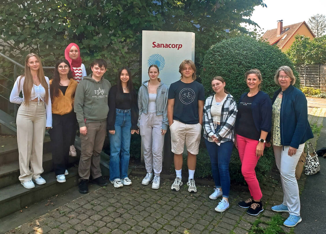 Die Klasse PTA 12 der Ross-Schule Hannover erhielt bei Sanacorp Einblicke in den Pharmagroßhandel. / Foto: privat
