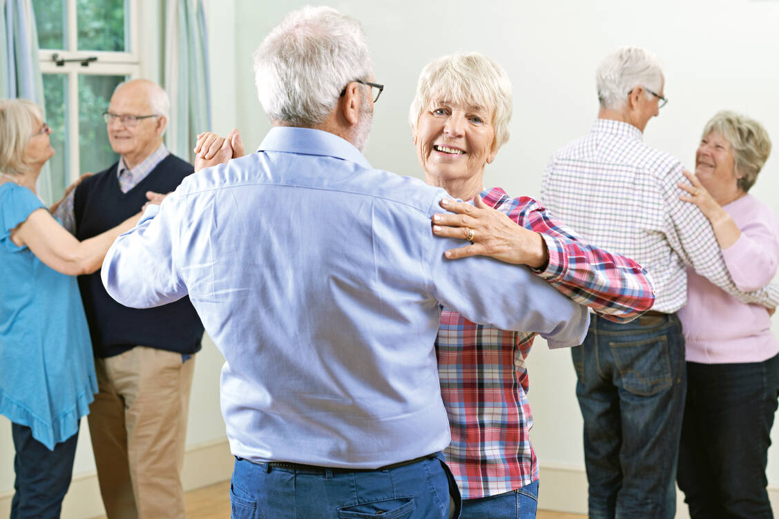 Körperlich aktive Menschen erkranken seltener an Alzheimer und Demenz. Bewegung ist daher ein Bestandteil der neuen Leitlinie der WHO zur Prävention von Demenz.  / Foto: Shutterstock/ SpeedKingz