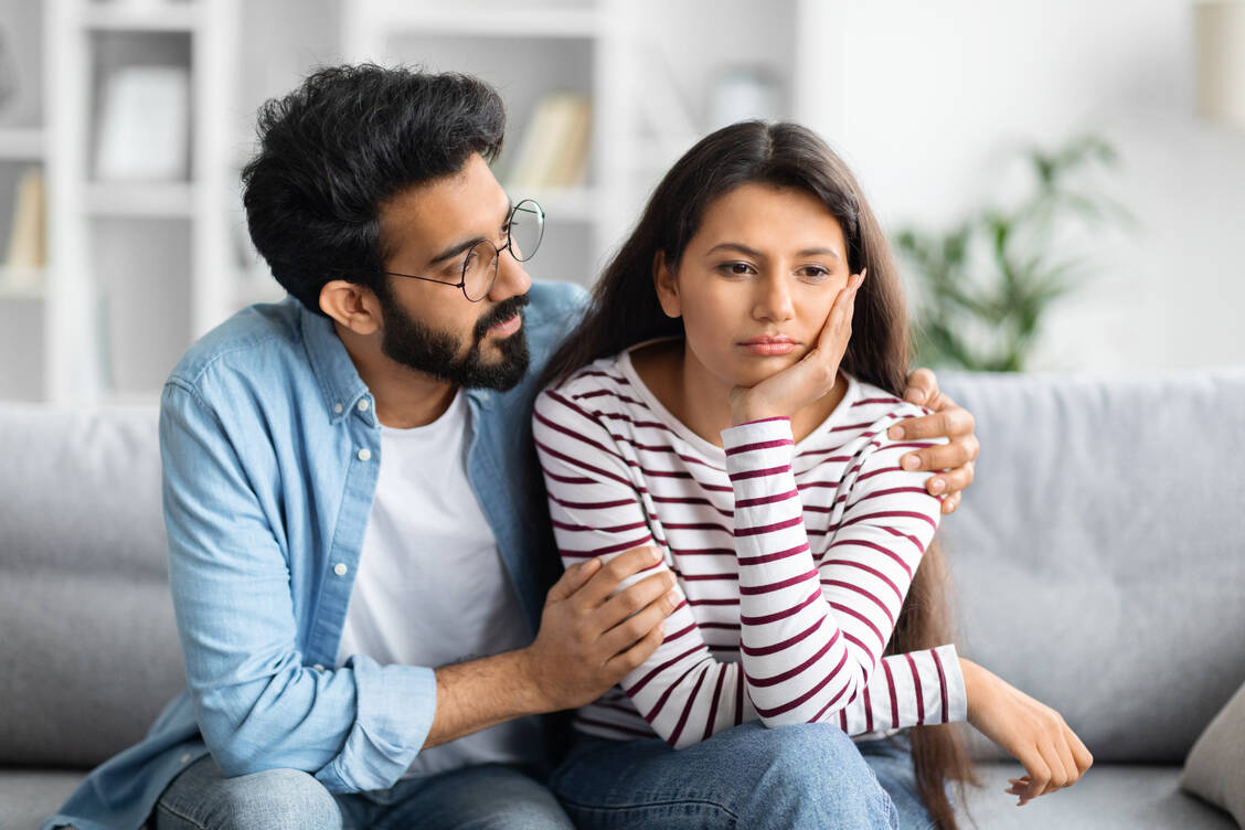 Hochsensible Menschen sind durch Reise schnell überfordert, aber auch sehr empathisch. / © Shutterstock/Prostock-studio