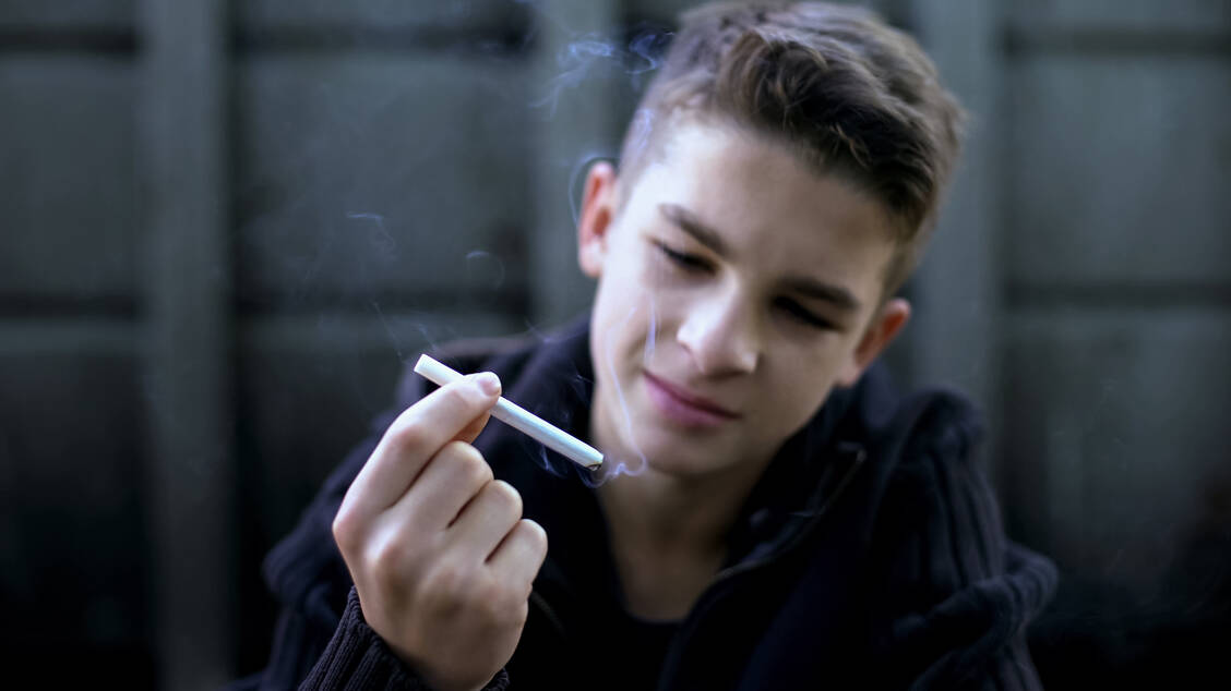 Wer schon im frühen Jugendalter mit dem Rauchen beginnt, riskiert nicht nur die eigene Gesundheit, sondern auch die potentieller Nachkommen.  / Foto: Adobe Stock / motortion