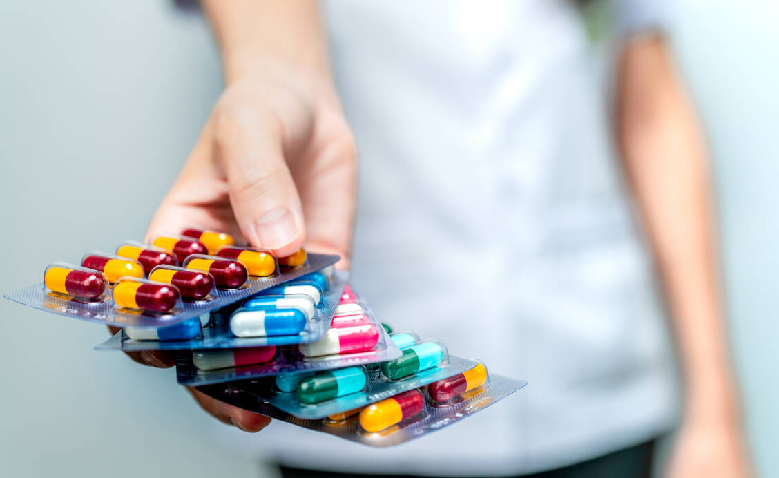 Zu den zunehmenden Antibiotikaresistenzen führt unter anderem der unangemessene Einsatz von Antibiotika.  Nicht selten werden sie beispeilsweise bei viralen Infektionen, die gar nicht auf Antibiotika ansprechen, verschrieben. / Foto: Getty Images/Fahroni