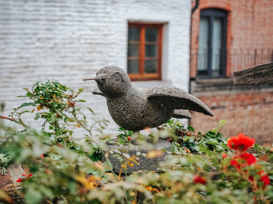 Der Ulmer Spatz ist das Wahrzeichen seiner Stadt und ein Symbol für Fleiß und Einfallsreichtum. / © Adobe Stock/Natallia