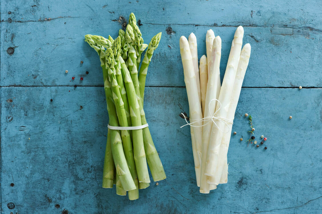 Grüner Spargel punktet hinsichtlich der Inhaltsstoffe leicht gegenüber weißem Spargel, so das BZfE. / © Getty Images/Westend61