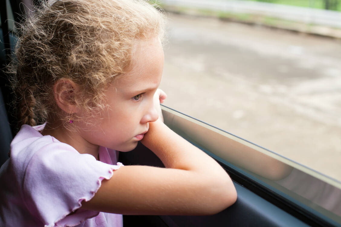 Am häufigsten betroffen von der Reisekrankheit sind Kinder zwischen zwei und zwölf Jahren. Doch man kann vorbeugen – damit der Urlaubsbeginn für Eltern und Kinder nicht zur Tortur wird. / Foto: Adobe Stock/altanaka