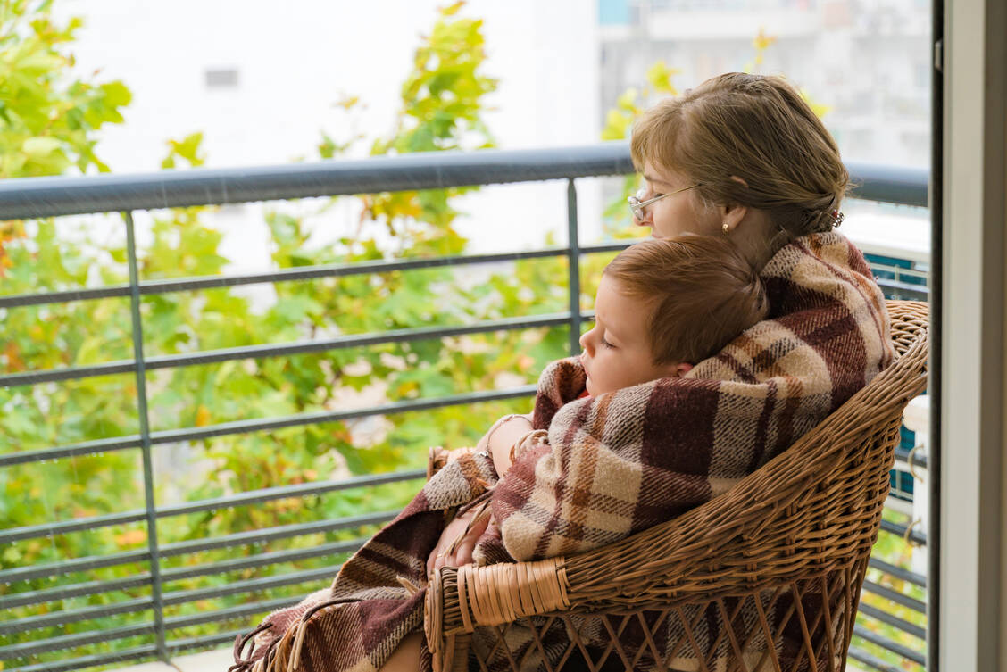 Kinder brauchen sichere Orte, feste Bezugspersonen und Rituale, mit denen sie sich aufgehoben fühlen. / © Shutterstock/Petrenko Andriy