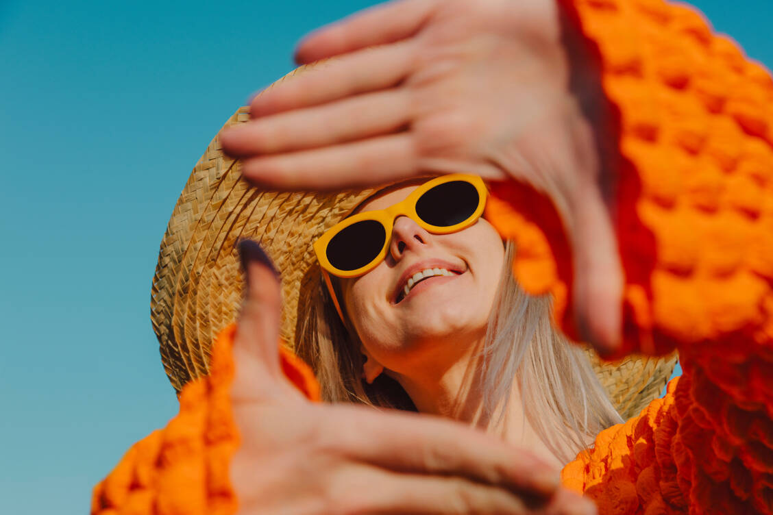 Sonnenschutz mit Creme, Kleidung und Brille wird schon im Frühling immer wichtiger. / © Getty Images/Westend61
