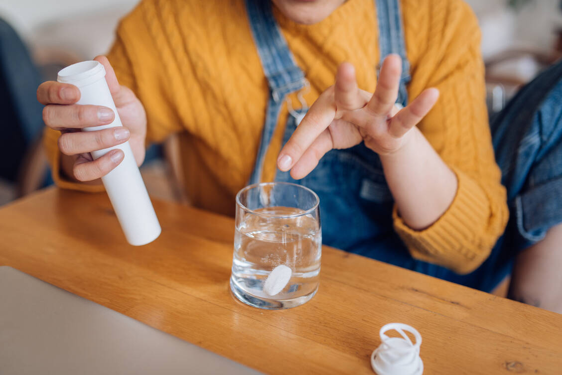 Mit Calcium und Vitamin D kann man sich über Ernährung und die Sonne versorgen – oder, wenn das nicht gelingt, über Supplemente. / © Getty Images/MixMedia