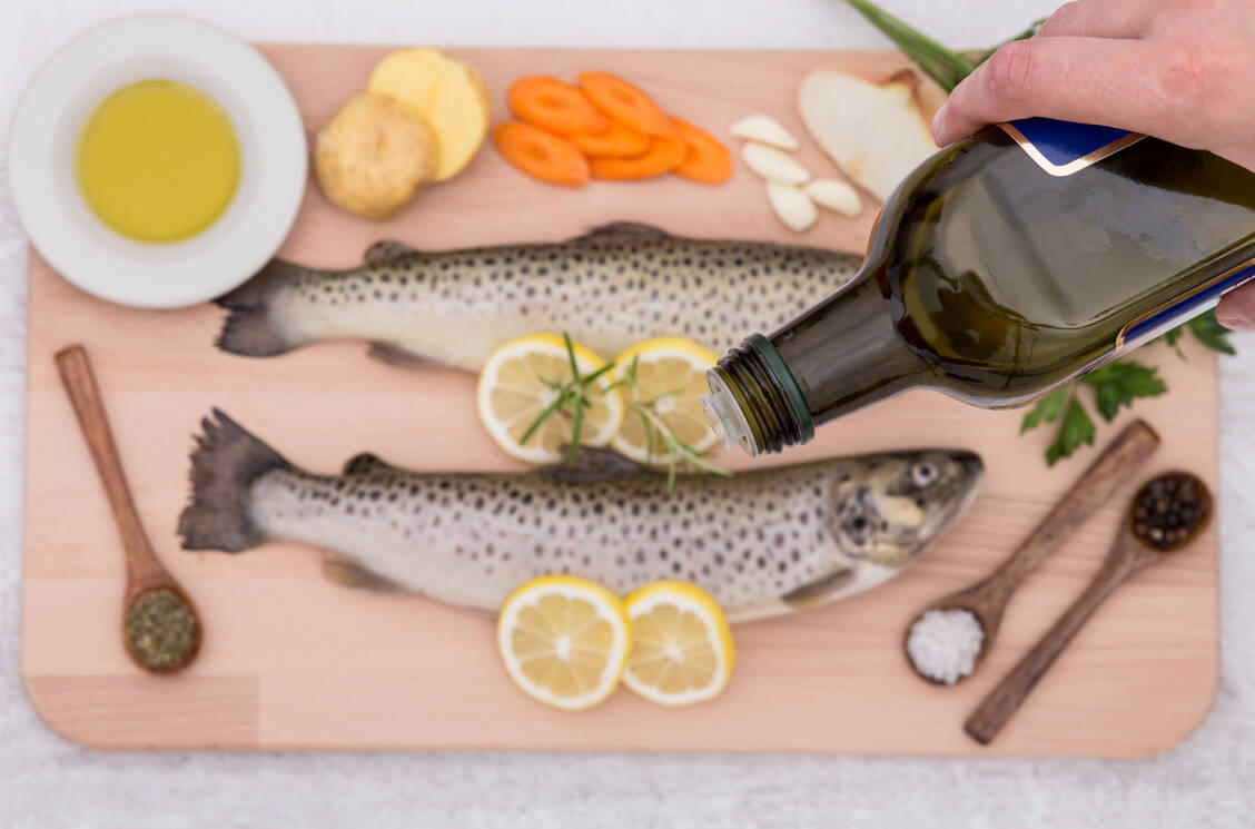 Omega-3-Fettsäuren stecken in Fischen wie Makrele, Lachs oder Hering. Aber auch in vielen pflanzlichen Ölen. / © Getty Images/pic_studio