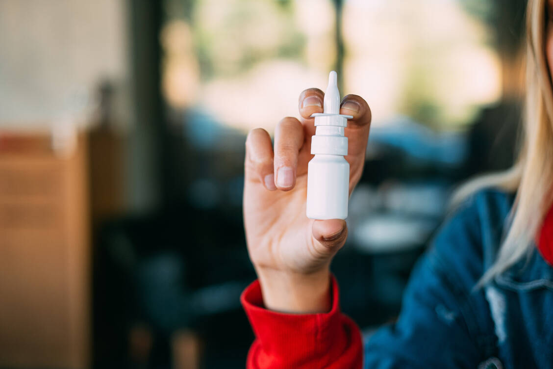 Ein Liposomen-Spray für alle Fälle. Enthaltene Phospolipide pflegen Augen, Mund und Nase.  / Foto: Getty Images/AegeanBlue