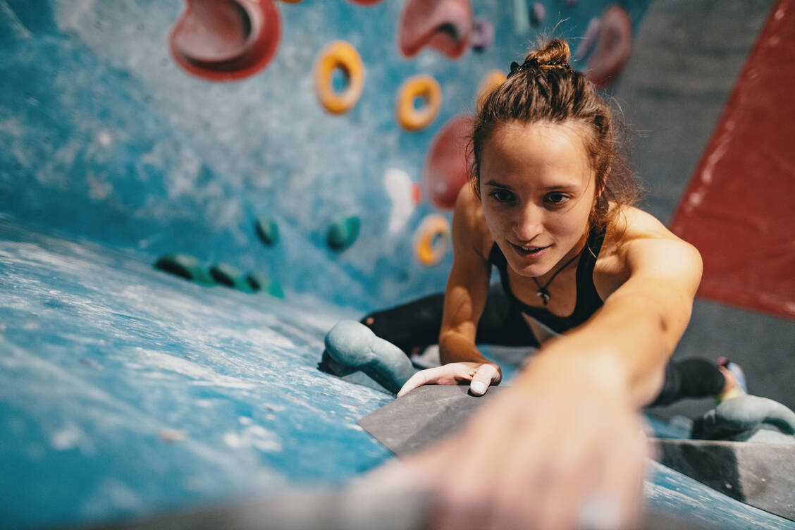 Beim therapeutischen Klettern geht es um mehr als nur die körperliche Bewegung. / Foto: Getty Images/Drazen_