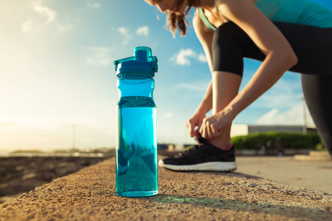 Trinkflaschen aus Kunsstoff können Chemikalien ins Wasser abgeben. Besser: Wiederverwendbare Flaschen aus Glas. / Foto: Getty Images/kieferpix