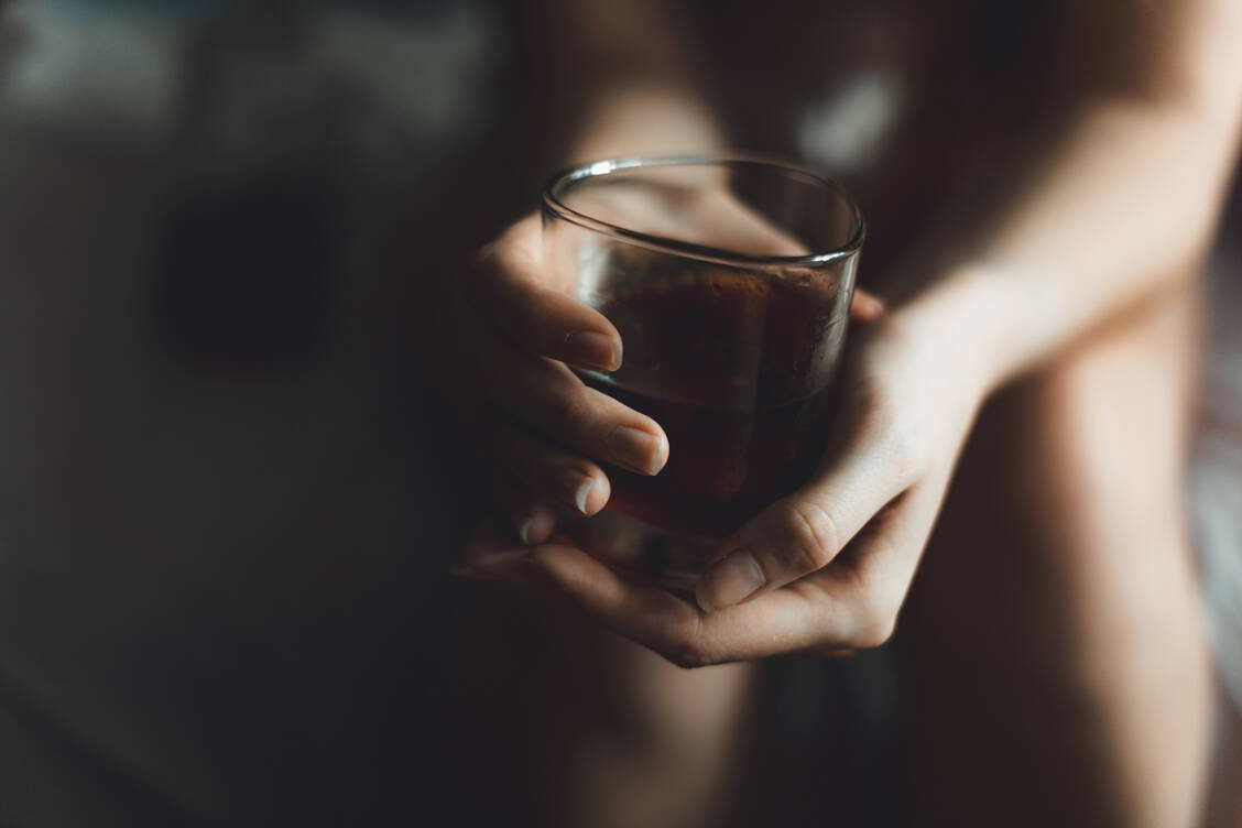 Immer mehr Frauen trinken zu viel Alkohol. Die Übergänge von riskantem Trinken zu einer Alkoholabhängigkeit sind dabei oftmals fließend.  / Foto: Adobe Stock/Danil Nikonov