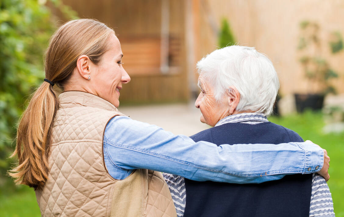 Bewegung macht’s: Menschen, die körperlich aktiv sind, erkranken seltener an Demenz als Stubenhocker. / Foto: Shutterstock/Ocskay Bence