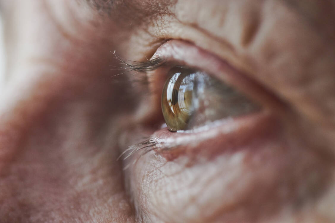 Mit zunehmendem Alter verändert der Glaskörper seine Struktur und es kommt zu Trübungen. / Foto: Getty Images/Rhys Hayward