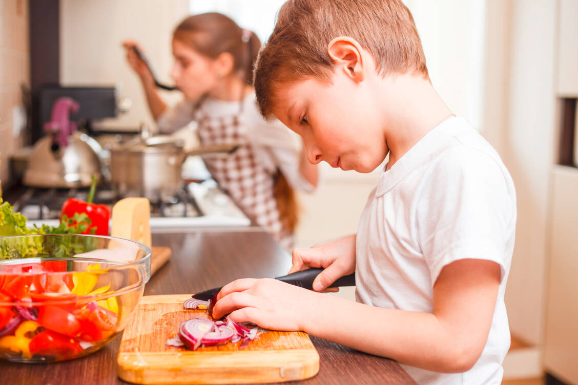 Kinder mit familiärer Hypercholesterinämie müssen ohne Umschweife und lebenslang medikamentös behandelt werden, um sie vor möglichen Folgen, so gut es medizinisch geht, zu bewahren. Alleine den Lebensstil anzupassen, reicht leider nicht aus.  / Foto: Adobe Stock/Kumer Sergii