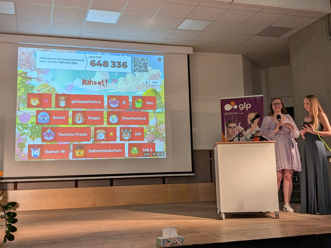 Die Absolventinnen und Absolventen kamen nicht unvorbereitet zur Abschlussfeier – sondern mit einem humorvollen, interaktiven Kahoot-Quiz. / © Foto: PTA-Schule Ellwangen