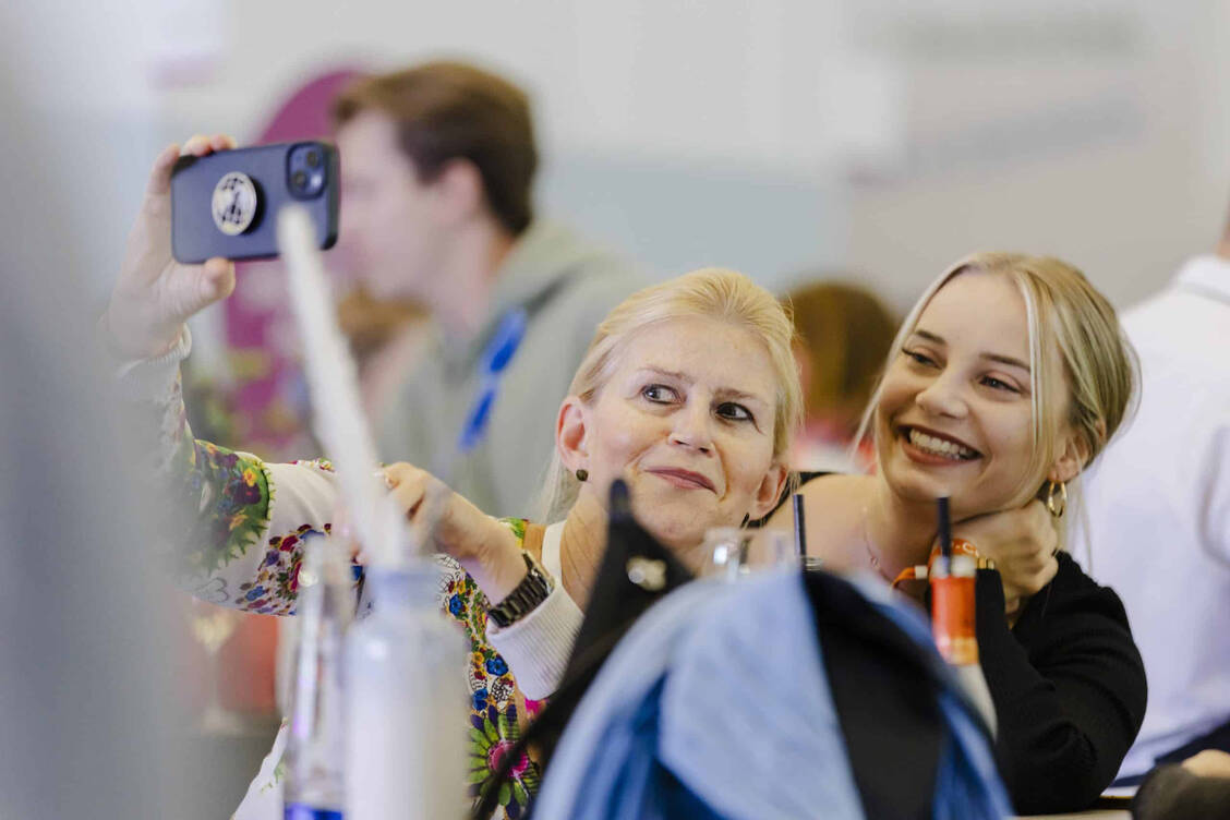 Als größte und wichtigste Veranstaltung des Jahres für PTA und PKA würdigt die P²-Celebration das Engagement beider Berufsgruppen in den Apotheken – und das dieses Jahr jeden Abend.  / © expopharm / Avoxa