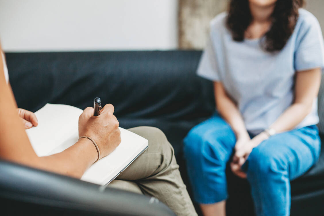 During therapy, it is also possible that a present therapist suggests things to the patient, who is especially receptive due to the altered state of consciousness, but which may not necessarily be helpful. / © Adobe Stock/Lorenzo Antonucci