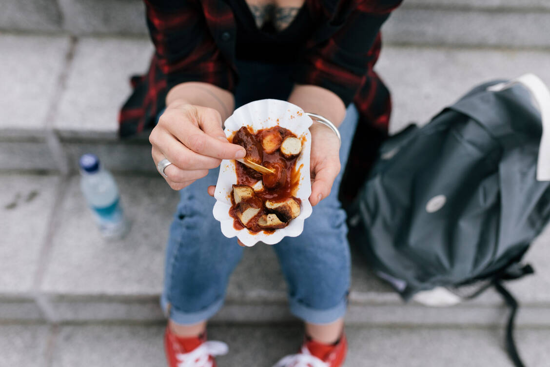 Schon was Menschen in jungen Jahren essen, kann einen Einfluss auf das Alzheimer-Risiko haben. Negativ wirken sich der Konsum von Wurstwaren und fleischlastigem Fast Food aus, vor allem weil sie viel Zucker, Fett und Salz enthalten.  / Foto: Getty Images/Willie B. Thomas