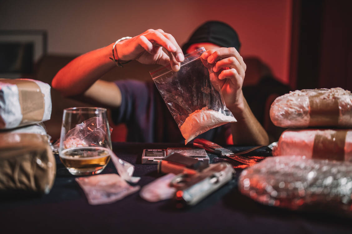 Während es zum Glück wenig Jugendliche sind, die Drogen konsumieren, liegt die Zahl bei jungen Erwachsenen deutlich höher. / © Getty Images/ArtistGNDphotography