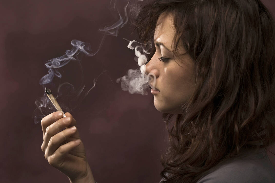Immer mehr Menschen konsumieren Cannabis, und auch immer mehr Menschen müssen aufgrund Cannabis-induzierter psychischer Störungen im Krankenhaus behandelt werden. / Foto: Fotolia/Couperfield