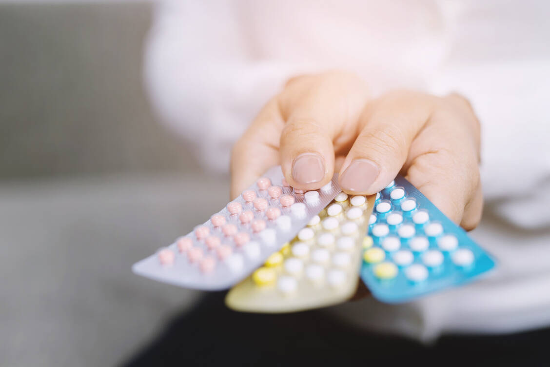 Bei der Wahl eines oralen Kontrazeptivums sollten individuelle Risikofaktoren beachtet werden. / Foto: Adobe Stock/methaphum