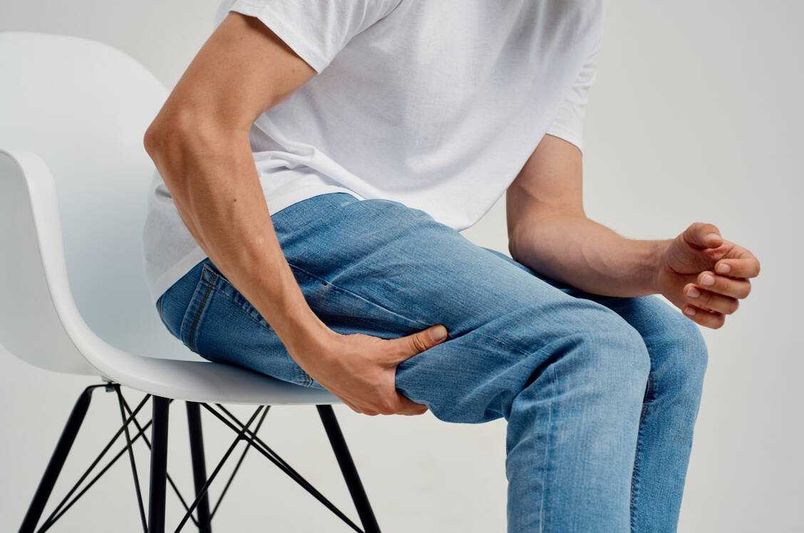 Typisch für eine Myopathie ist ein muskelkaterähnlicher Schmerz im Inneren der großen Extremitäten-Muskulatur. / © Adobe Stock/SHOTPRIME STUDIO