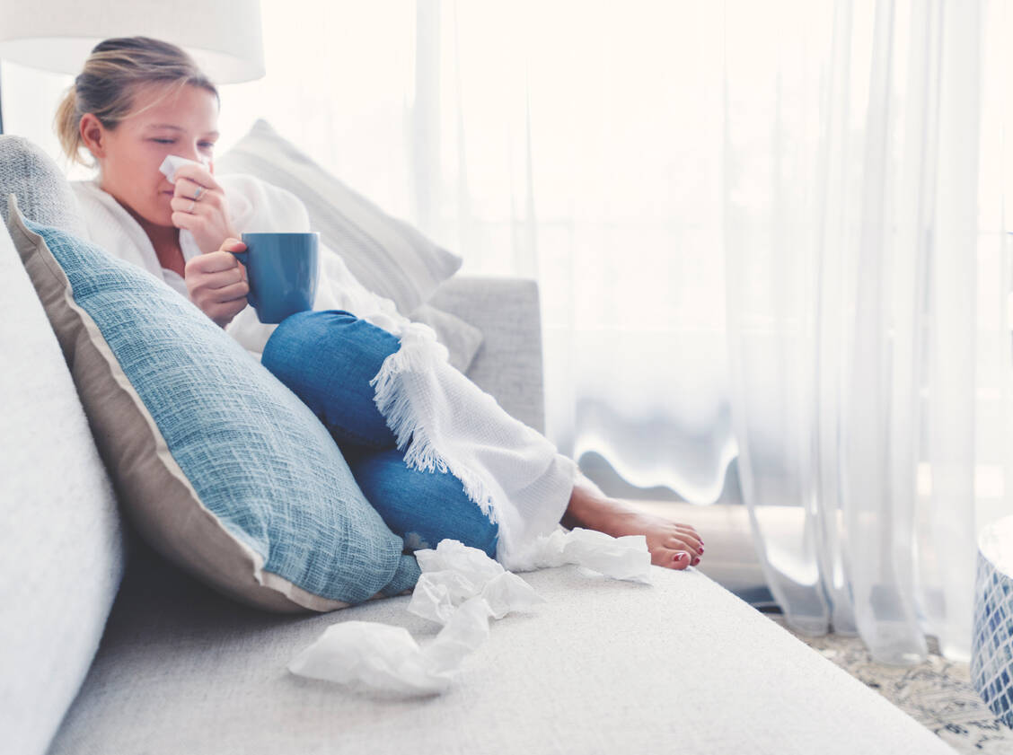 Manchen Beschäftigten fällt es schwer, sich krankzumelden, selbst wenn es notwendig ist. Was gegen die Angst vor dem Krankmelden hilft. / © Getty Images/courtneyk