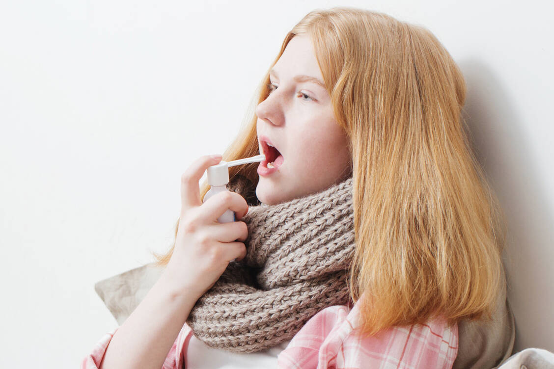 Während des Sprühstoßes die Luft anhalten - das ist wichtig, wenn man ein antiseptisches Halsspray verwendet. / Foto: Adobe Stock/Maya Kruchancova