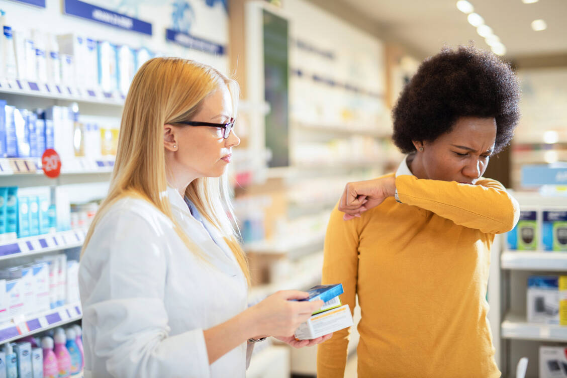 PTA und Apotheker können kritisch hinterfragen, ob ein Husten eventuell allergisch bedingt sein könnte und Patienten an den Arzt verweisen. / © Getty Images/DjelicS