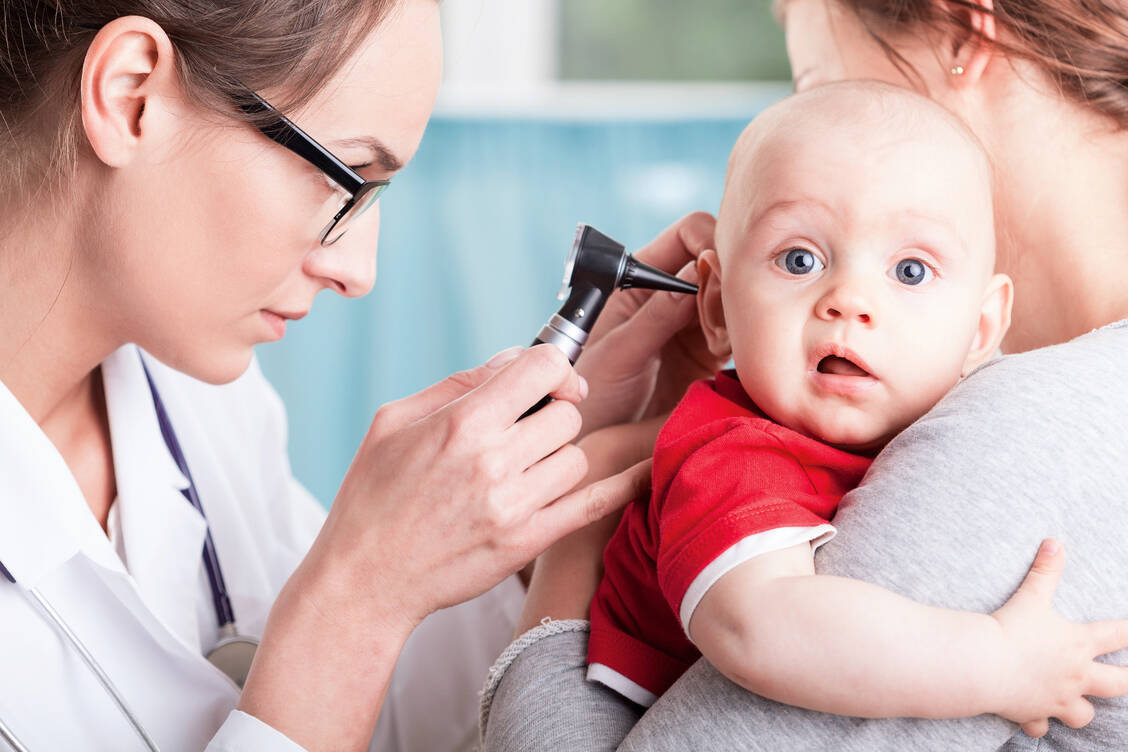 Nur mit Hilfe eines Otoskops kann der Kinder- oder HNO-Arzt feststellen, was die kleinen Patienten ohrmäßig bedrückt.  / Foto: Fotolia/Photographee.eu