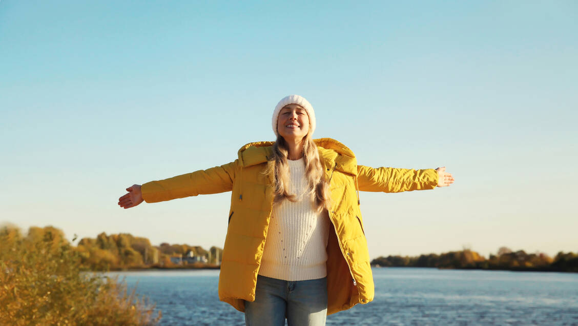 Damit Stoffwechselvorgänge reibungslos funktionieren, braucht der Körper ausreichend natürliches Licht. / © Getty Images/Rohappy