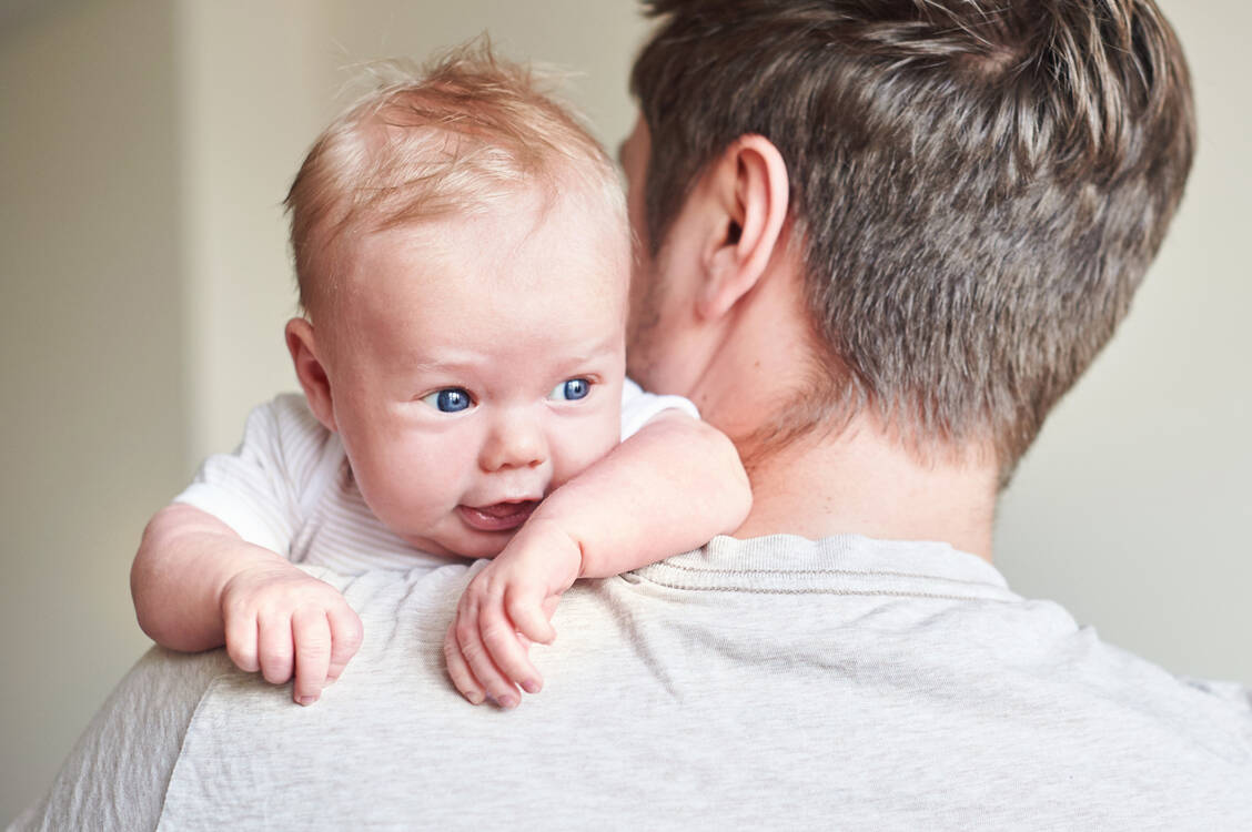 Das Herumtragen hilft dabei, Babys zu beruhigen. / Foto: Adobe Stock/timonko