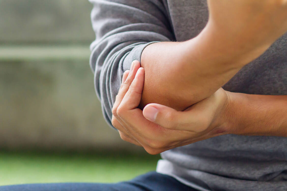 Pain, numbness or loss of strength are typical symptoms of tennis elbow, mouse elbow and golfer's elbow. / Foto: Adobe Stock/9nong