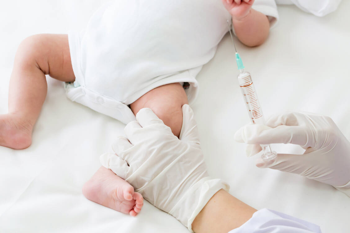 Das Robert-Koch-Institut (RKI) empfiehlt die HBV-Impfung für alle Säuglinge und Kleinkinder. / Foto: Adobe Stock/comzeal