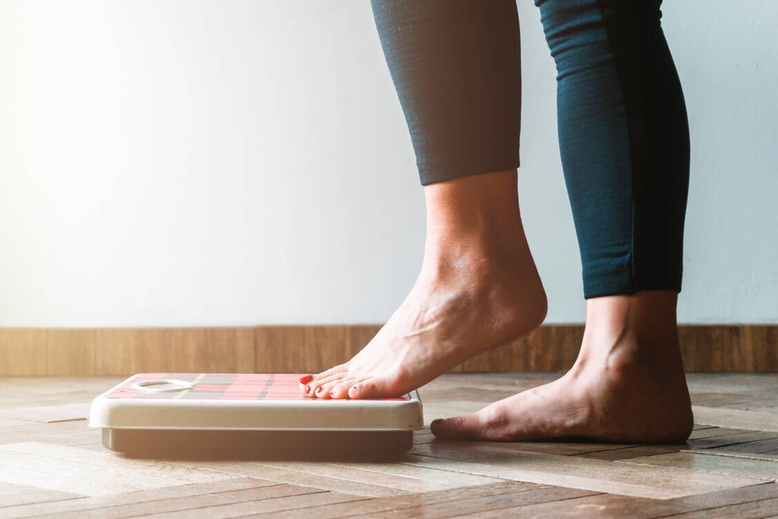 Nicht viel zu dick, aber dennoch zu viel Fett – darüber trifft der BMI alleine keine Aussage. / Foto: Getty Images/fabrycs