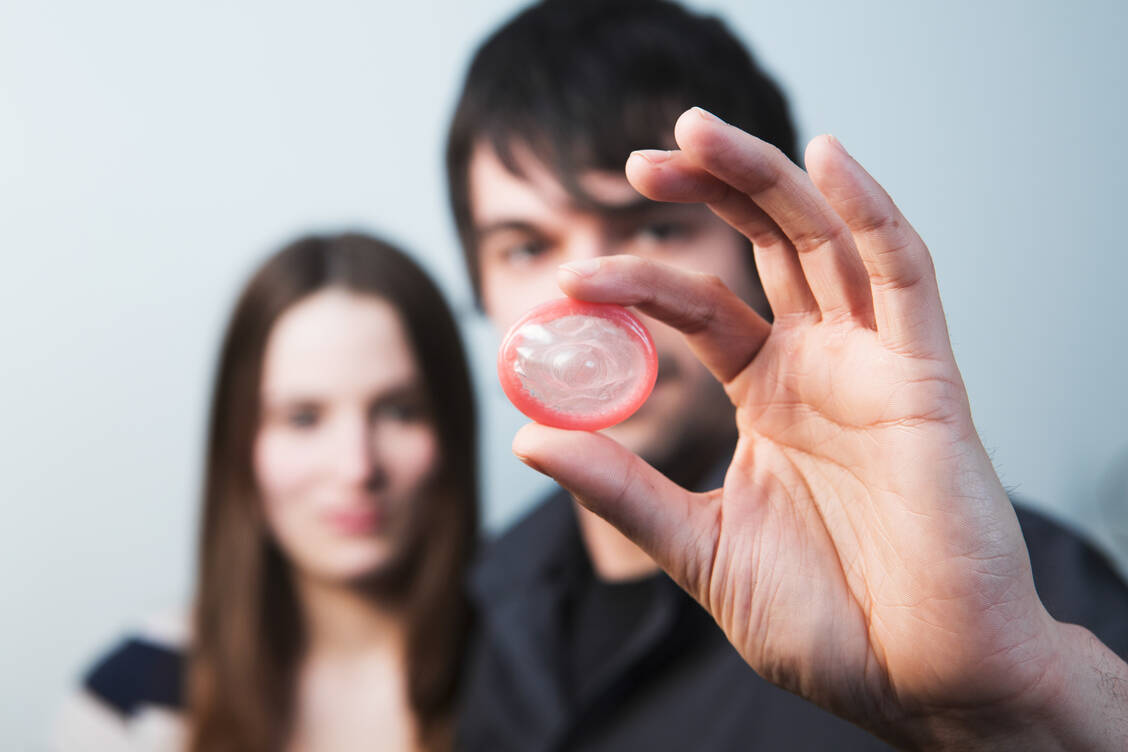 Nur Kondome schützen vor einer Übertragung von Chlamydien. Häufig verläuft die Infektionen  jedoch symptomlos, kann aber bei Frauen zu Unfruchtbar führen. / Foto: Adobe Stock/bilderstoeckchen