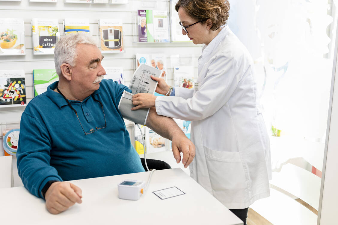 Die Krankenkassen übernehmen die Kosten für die Ermittlung des Blutdrucks bei Hypertonie-Patientinnen und -Patienten, die bereits eine medikamentöse Therapie erhalten. / Foto: ABDA