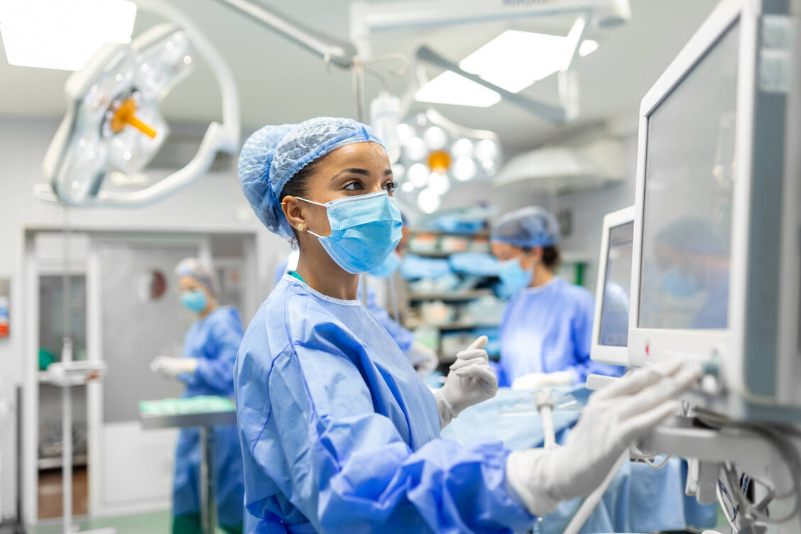 Das Gesetz sieht vor, dass Kliniken sich stärker spezialisieren. / © Getty Images/stefanamer