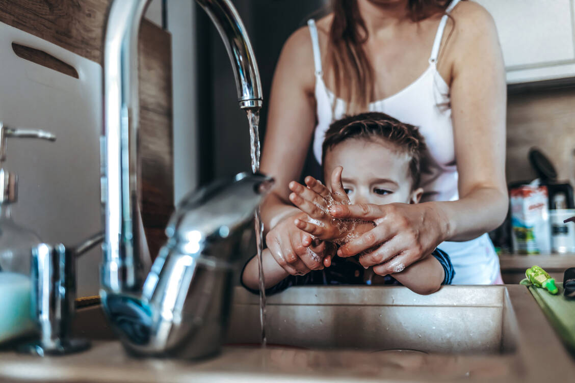 Am besten von klein auf richtig: Eltern sollten ihren Kindern das Händewaschen richtig erklären und mit gutem Vorbild vorangehen. / Foto: Getty Images/ljubaphoto