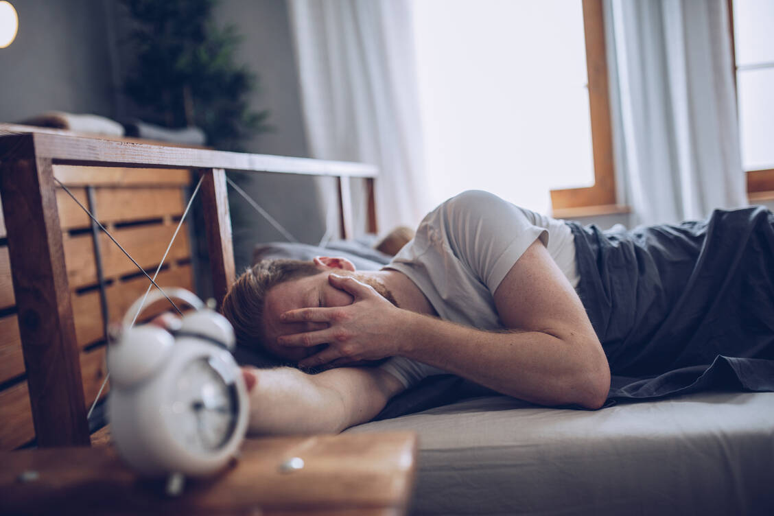 Nicht an jedem geht die Zeitumstellung spurlos vorbei. Häufiger sind jedoch Probleme bei der Umstellung im Frühjahr,  von der Winter- auf die Sommerzeit. / Foto: Getty Images/South_agency