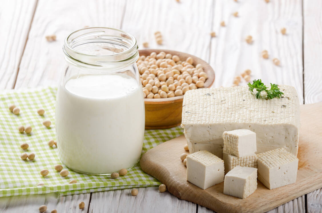 Sojaprodukte wie Tofu und Sojamilch sind für Veganer und Vegetarier gute Eiweißlieferanten. / Foto: Adobe Stock/Mikhailov Studio